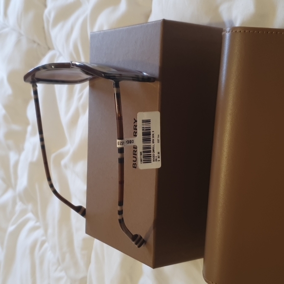 Burberry sunglasses NWT - Picture 3 of 5